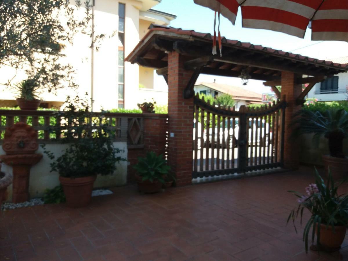 Raffinato Bilocale A Lido Di Camaiore Vicino Al Mare Eksteriør billede